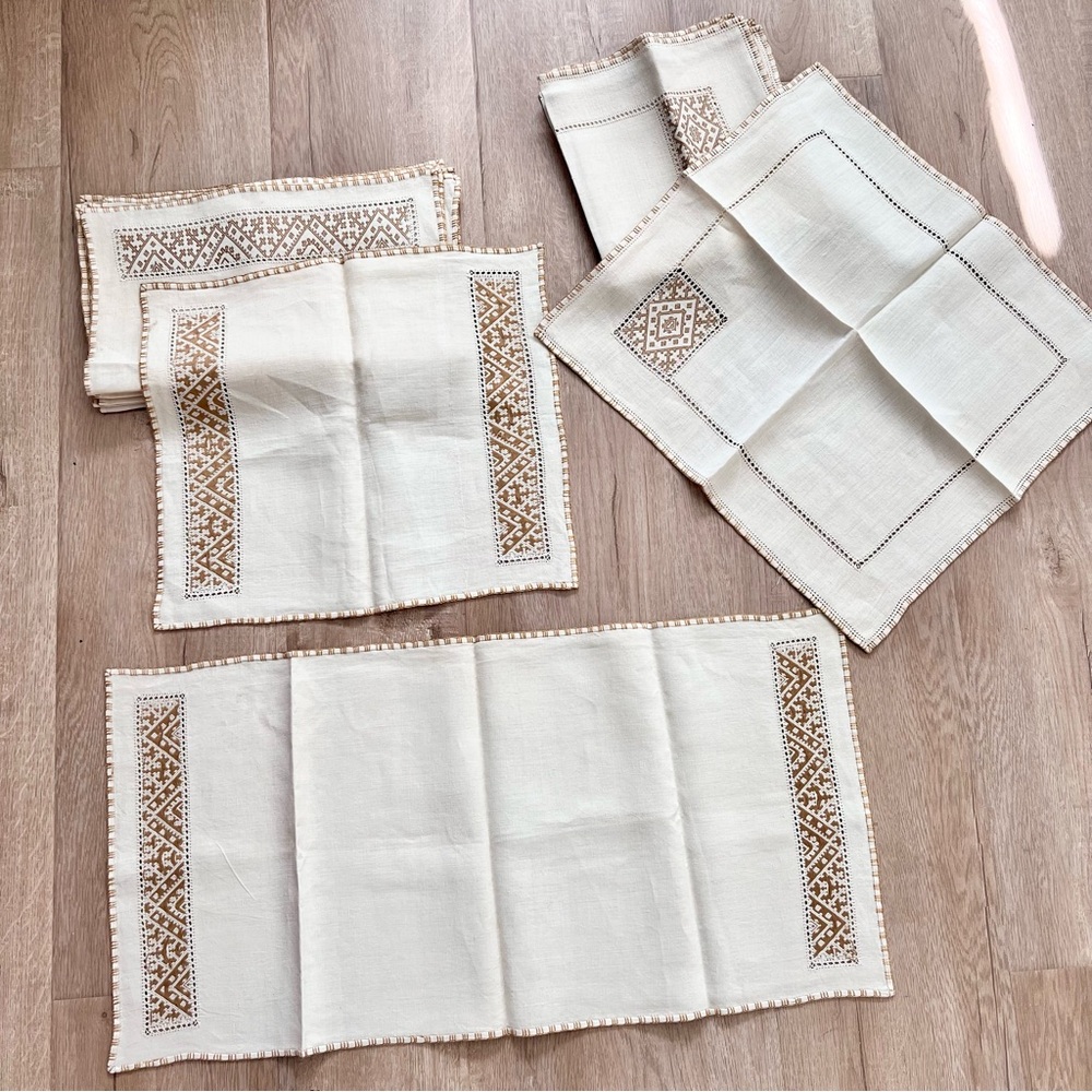 Vintage 16 PCs Beige Linen Lace Brown Embroidered‎ Placemat & Napkins Beautiful